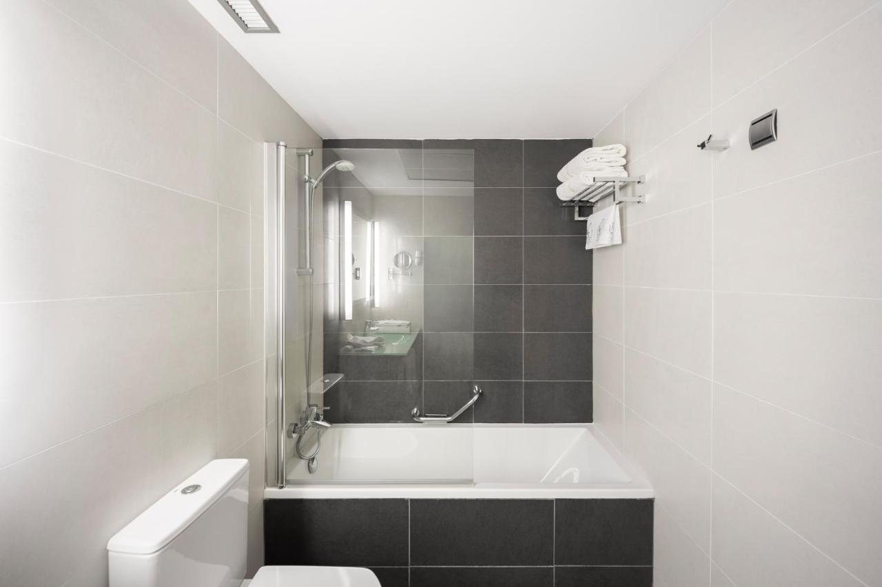 Habitación con cama grande
